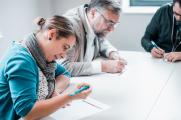 Teilnehmende am Themenforum 2 "Wege zur Gewinnung und Unterstützung nichttraditioneller Studierendengruppen auf dem Weg ins Studium und Stärkung der beruflichen Kompetenzen". (Foto: Hochschule Osnabrück / Julius Gervens)