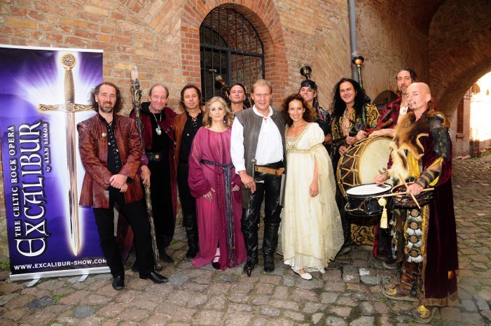 Alan Simon, Michael Mendl Bruce Guthro, Moya Brennan, Johnny Logan, Judy Weiss und Corvus Corax.jpg