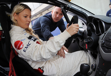 Instruktor Patrick Bernhardt erklärt Doreen Seidel das Auto.