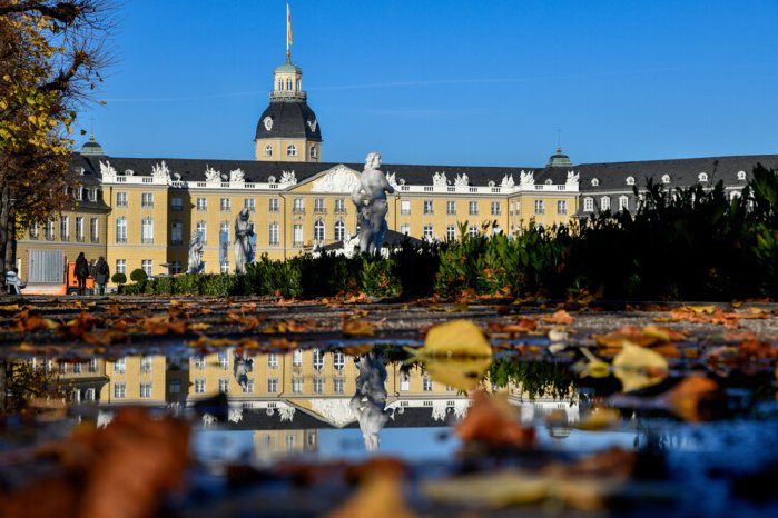 Schloss%20Karlsruhe%20im%20Herbst%20%C2%A9%20KTG%20Karlsruhe%20Tourismus%20GmbH%2C%20Foto%20Fabi.jpg