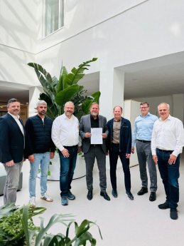 2025-06-06-Verwaltung_Unterzeichnung-Hori-Vertrag-768x1024.jpg