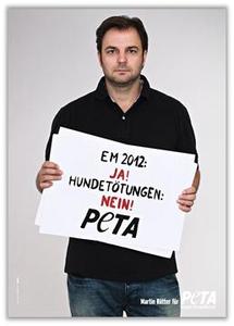 Hundeprofi Martin Rütter erhebt mit PETA seine Stimme für Tiere in der Ukraine / Foto: Marc Rehbeck