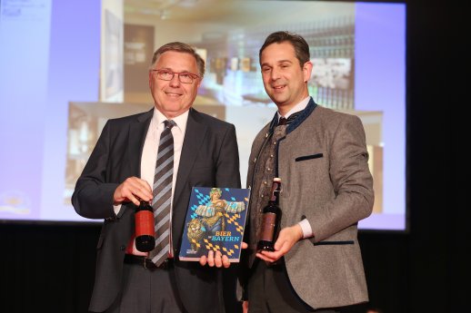 Preisträger-Goldene-BierIdee-2016-Dr-Riepertinger_Haus-der-Bayerischen-Geschichte-li_Ferdin.jpg