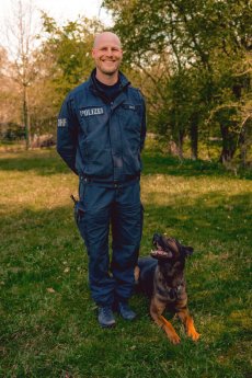 Polizeioberkommissar-Stefan-Berger-und-Bruno_Bildquelle_privat-667x1000.jpg