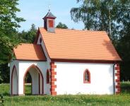 Die kleine Kapelle wird durch ihre historisch getreue Eindeckung für viele Generationen erhalten.