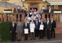Nach der Übereichung des Goldenen Meisterbriefes versammelten sich die Goldenen Meister 2016 mit Vertretern der Kreishandwerkerschaft Neckar-Odenwald-Kreis und Innungsobermeistern zu einem Gruppenbild, zusammen mit Hauptgeschäftsführer Jens Brandt (letzte Reihe Mitte), Präsident Alois Jöst (erste Reihe rechts) und den Vizepräsidenten Klaus Hoffmann (zweite Reihe rechts) und Martin Sättele (erste Reihe links) (Bild: Martin Hahn)