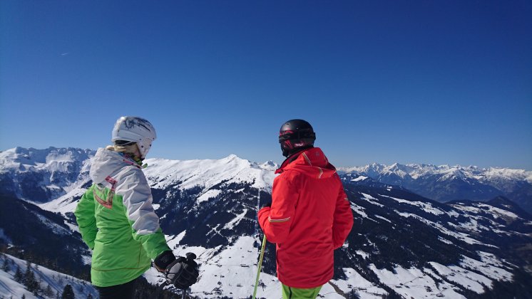 Skifahrer am Schatzberg 2 blicken nach Alpbachtal Skijuwel Winter Wildschönau Rechte Wildschönau.JPG