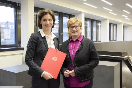 Prof. Dr. Kirsten Sander gemeinsam mit Rektorin Prof. Dr. Karin Luckey nach Überreichung der Ernennungsurkunde, Foto: Hochschule Bremen / Sascha Peschke