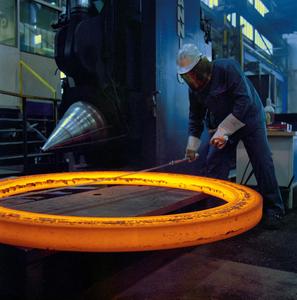 IDEAL PROTECT erfüllt sämtliche Normen für Schutzkleidung, die man bei gelegentlichem Schweißen und hitzeexponierten Industriearbeiten trägt (EN 470-1 und EN 531 A, B1; C1, E1)