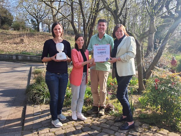 Urkundenübergabe Krebskranke Kinder Mainz.jpg