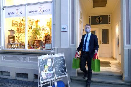 Die ersten Weihnachtsgeschenke sind gekauft: Erster Kreisbeigeordneter Dr. Jens Mischak hat seine Taschen im RegionalLaden Markt 12 bei Kompass Leben e.V. abgeholt / Foto: G. Richter / Vogelsbergkreis