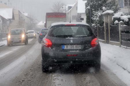 Jedes Jahr aufs Neue eine Herausforderung für die Autofahrer: der erste Schnee