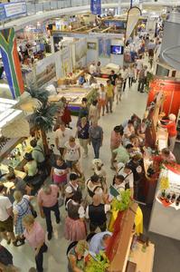 Mehr Ökologie im Alltag liegt im Trend: Zur Nachhaltigkeitsmesse ökovita®plus in Straubing werden deshalb auch 2015 mehr als 10.000 Besucher erwartet. Hier ein Bild von der Premierenmesse 2014. Die ökovita®plus ist von Donnerstag bis Sonntag (16.4. bis 19.4.) geöffnet. Foto: Fotowerbung Bernhard
