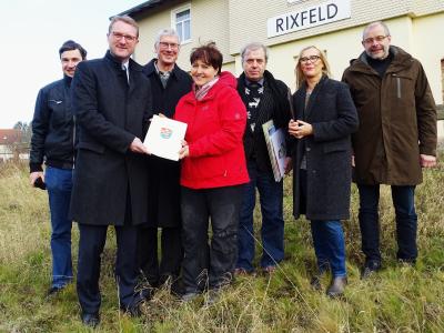 Sylvia Schodt (Vierte von links) freut sich sehr über den Bescheid für ihr Projekt Café Rosengarten im alten Bahnhof in Herbstein-Rixfeld, den ihr Wirtschaftsdezernent Dr. Jens Mischak hier überreicht / Foto: Brigitta Möllermann