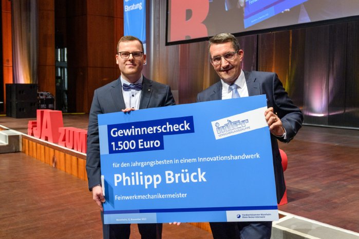 pri22-11-14_Meisterfeier_Innovationspreis geht an Feinwerkmechanikermeister Philipp Brück.jpg