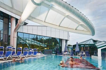 Mehr Service für Gesundheitsurlauber und Kurgäste, neue medizinische Angebote, spektakuläre Architektur, wie hier im Außenbereich der Europa Therme: Investitionen in dreistelliger Millionenhöhe haben das Gesicht Bad Füssings in den letzten Jahren verändert. Die Gäste honorieren es: 93 Prozent der Erstbesucher werden zu Stammgästen und kommen wieder / Foto: Helmut Weishäupl