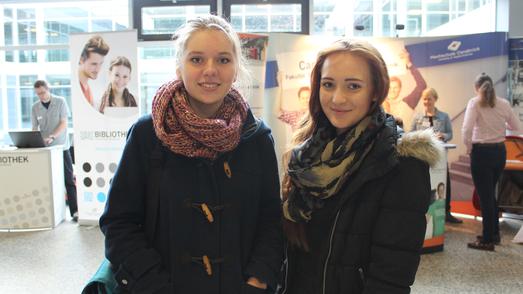 Marie Knippenberg (rechts) aus Bad Essen informiert sich über den Studiengang Kommunikationsmanagement. Ihre Freundin Annika Adler (links) hört sich Vorträge zu den Studiengängen Elektrotechnik und Fahrzeugtechnik an. Foto: Linda Gösmann