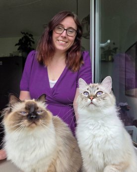 Portrait Mara Riechmann u Katzen.jpg