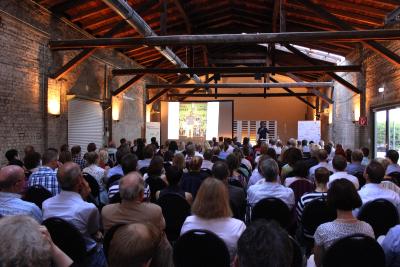 Die jährliche Arbeitgeberveranstaltung der KVA Vogelsbergkreis – Kommunales Jobcenter im Güterbahnhof Alsfeld war gut besucht: Mehr als 190 Besucher hörten dem Inspirationscoach David Kadel zu, sein Thema: „Wie kann man Menschen wachrütteln, deren Begeisterung und Leidenschaft für Leben und Job komplett eingeschlafen ist?“ / Foto: Michael Richter