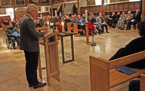 Pastor Wolfgang Dorn predigt beim Abendgottesdienst der ACK-Delegiertenkonferenz in Augsburg