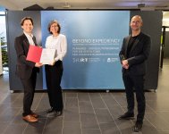 Dr. Oliver Grundei (l.) übergibt der Präsidentin der TH Lübeck, Dr. Muriel Helbig und Prof. Stephan Wehrig den Förderbescheid für das Projekt Beyond Expediency. / Copyright „TH Lübeck“