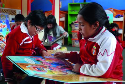 Peruanische Kinder beim gemeinsamen Lesen Copyright World Vision