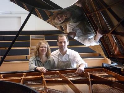 Die „Klavierflüsterer“: Die Passauer Carlos Mora und seine Frau Christine Sorgatz gehören zu den begehrtesten Restauratoren für historische Edel-Flügel á la Bechstein oder Steinway. Foto: obx-news
