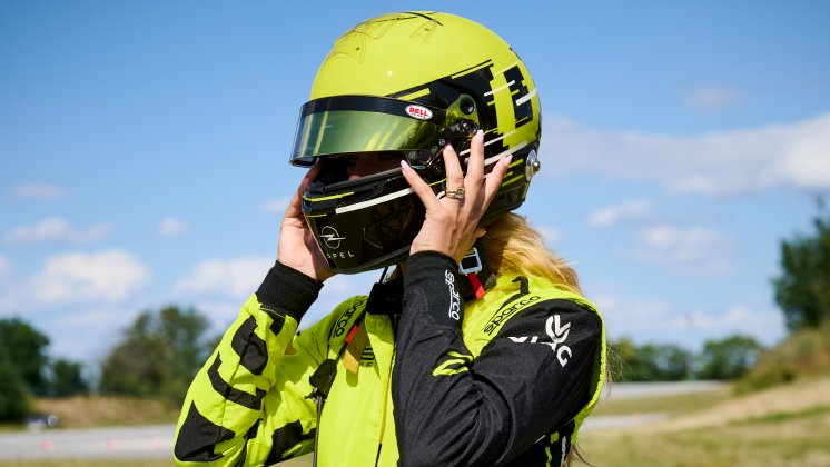 renn-dna-fuer-die-strasse-mit-markenbotschafterin-sophia-floersch-die-rennsportwurzeln-des-.jpg