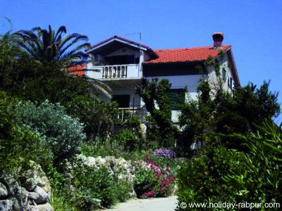 Hinter dem Garten der Pension geht es direkt zum Strand.