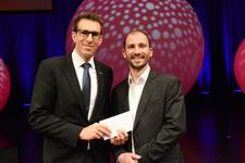 Im Rahmen der Meisterfeier 2015 wurde Metallbauermeister Carsten Schmitt aus Eppelheim (rechts) von Tobias Szach (links), Bereichsleiter Vertrieb der VR Bank Rhein-Neckar e.G., mit dem Preis für einen guten Start-Up in Höhe von 1.500 € ausgezeichnet / Foto: Thomas Rittelmann