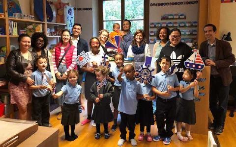 Kinder, Eltern und Lehrerinnen der „Adventist International School“ in Genf