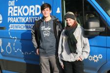 Die beiden Rekordpraktikanten Charly und Marvin auf ihrem Trip im Kammergebiet bei der Brauerei zum Klosterhof in Heidelberg / Bildquelle: Handwerkskammer