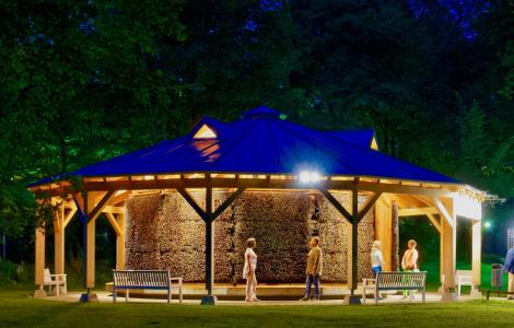 Seit zwei Jahren begeistert ein Gradierpavillon in Baden-Württembergs Gesundheitsstadt Bad Mergentheim immer mehr Gäste. Foto: Holger Schmitt