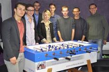 Im Bild von links nach rechts: Die Schüler Gregor Mathes und Felix Heitberger, uniVersa-Ausbildungsleiter Benjamin Schmid, Auszubildende Jasmin Gillich, die Schüler Lucas Semmlinger, Klemens Panzer, Schreiner Jörg Barth sowie Lehrer Heiko Seiferth