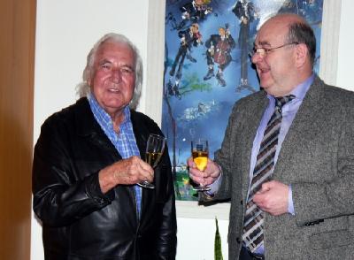 Auf die Gesundheit: Bad Füssings Kurdirektor Rudolf Weinberger (re.) bedankt sich bei Herbert Konrad Fersch: Der Münchner war bereits 125 Mal zum Kuraufenthalt in Bad Füssing. Die Treue der Stammgäste beschert dem niederbayerischen Kurort jedes Jahr Übernachtungsrekorde. Foto: Kur- und GästeService Bad Füssing