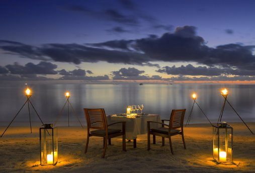 Baros Maldives - Beach Dinner I - lowres.jpg