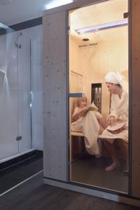 Dampfdusche, Sauna oder – wie hier im Bild – Infrarotkabine im Bad unterstützen die Regeneration in den eigenen vier Wänden, Foto: Wüstenrot Bausparkasse AG