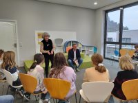 Klaus Hofmann, Präsident der Handwerkskammer Mannheim Rhein-Neckar-Odenwald, liest Schülerinnen und Schülern der vierten Klasse der Clemens-Brentano-Grundschule Mosbach-Neckarelz aus dem Kinderroman 