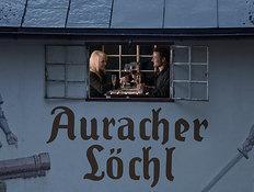 Richard Hirschhuber, ideengesegneter Eigentümer und Wirt im traditionsreichen Kufsteiner Altstadt-Genusshotel**** und Weinhaus Auracher Löchl, eröffnete dieser Tage "das kleinste Brückenrestaurant der Welt" (Fotograf: dashauswerbeagentur)