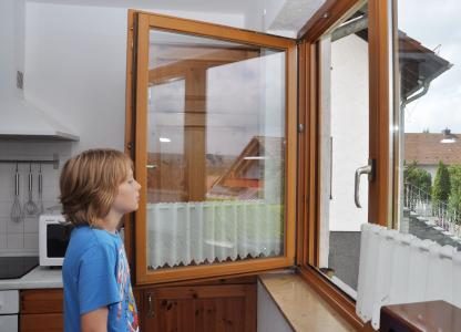Regelmäßiges Lüften ist wichtig. Gebäude ohne Luft-Lecks und Wärmebrücken nehmen aber keinen Schaden, wenn es gelegentlich vergessen wird.
Foto: FLiB e. V.
Veröffentlichung bei Quellenangabe honorarfrei. Belegexemplar erbeten.