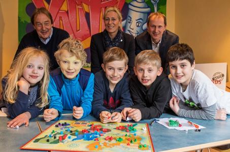 Marta (10 Jahre), Elias, Levi, Jari und Nevrüzcan (alle 9 Jahre) aus dem Jugendfreizeitheim Buntentor freuen sich über Fördergelder aus dem Klimafonds
