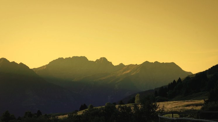 Valle di Blenio Sunrise Yellow-Ticino Turismo.jpg