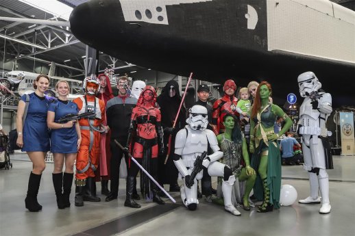 Cosplayer in Speyer vor dem Space Shuttle BURAN.jpg