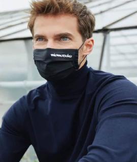 miamasuku® Alltagsmaske mit Gummi (Schwarz)
Eleganz und Leichtigkeit ganz in dezentem Schwarz mit Gummischlaufen zur Befestigung hinter den Ohren. Unsere atmungsaktive Alltagsmaske aus 100% OEKO-TEX®-zertifizierter Baumwolle. Mit miamasuku® Logo als Statement für Nachhaltigkeit. Die farblich passenden Gummibänder lassen sich vor dem ersten Tragen auf die richtige Länge knoten.