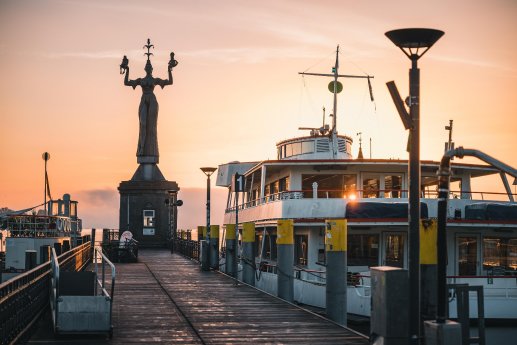 Konstanz-Hafen-Imperia-Steg-Schiff-Sonnenaufgang-07_Copyr.jpg&fileId=5308791936&x=1920&y=1080&a=true