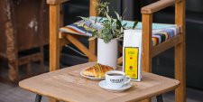 Der DINZLER Kaffee Kenia Karogoto stammt aus der renommierten Anbauregion Nyeri am Fuß des Mount Kenya. Hier liefern die Bauern der Tekangu-Kooperative ihre Ernte an die Karogoto Coffee Factory, von der wir den Rohkaffee direkt beziehen. Die Höhenlagen und das besondere Klima schaffen ideale Bedingungen für außergewöhnliche Kaffees. In der DINZLER Kaffeerösterei wird der Kaffee schonend im Langzeit-Trommelröstverfahren veredelt und entfaltet seinen Charakter besonders als Filterkaffee.