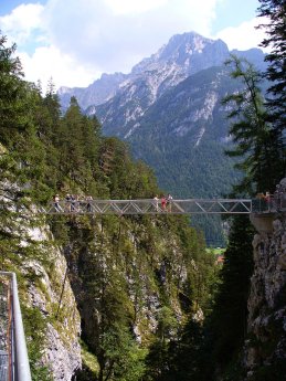 Nervenkitzel auf der Panormabrücke. Copyright_ Alpenwelt Karwendel.jpg
