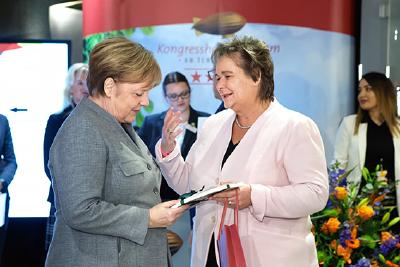 Angela Merkel und Jutta Braun, Geschäftsführerin Kongresshotel Potsdam)