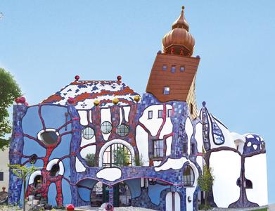 Im Stil des verstorbenen Künstlers Friedensreich Hundertwasser ist in Abensberg (Landkreis Kelheim) unter der Leitung des berühmten „Hundertwasser-Architekten“ Peter Pelikan ein typisches „Hundertwasser-Haus“ entstanden: farbenfroh, ohne Ecken und Kanten, mit Säulen und Türmen. Die umgebaute Stadtvilla beherbergt eine ständige Ausstellung von Hundertwasser-Grafiken sowie Architekturmodelle und ein kleines Kino. Foto: obx-news/Kuchlbauer