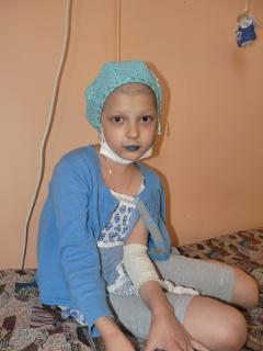 Tanja hat durch die rettende Chemotherapie ihre langen Haare verloren